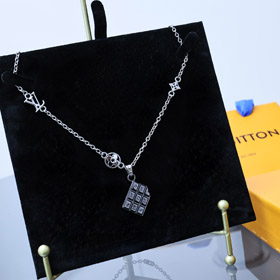 Louis Vuitton LV pendentif gravé lettre collier floral-3649