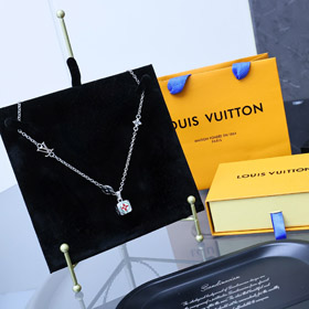 Louis Vuitton LV pendentif lettre fleur collier carré-3651