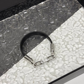 Louis Vuitton LV cuir bague à chaîne en métal avec des lettres gravées sur les deux côtés du bracele  